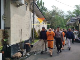 Dua pelaku penipuan bermodus UMKM Pemprov Jatim saat digelandang petugas Polres Malang (blok-a.com / Yogga Ardiawan)