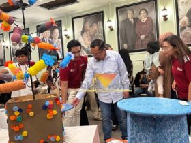 Student Development Associate Manager BINUS Malang, Yoseph Benny Kusuma bersama Plh Kepala DLH Kota Malang, Gamaliel Raymond saat melihat hasil produksi olahan sampah (blok-a.com / Yogga Ardiawan)