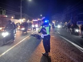 Caption : Polisi lakukan olah TKP lakalantas sepeda motor tertabrak Mr X hingga menewaskan seorang mahasiswa di Jalan Raya Nasional Banyuwangi jurusan Jember, Kecamatan Kabat, Sabtu (27/6/2026)(foto: dok Satlantas Polresta Banyuwangi).