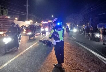 Caption : Polisi lakukan olah TKP lakalantas sepeda motor tertabrak Mr X hingga menewaskan seorang mahasiswa di Jalan Raya Nasional Banyuwangi jurusan Jember, Kecamatan Kabat, Sabtu (27/6/2026)(foto: dok Satlantas Polresta Banyuwangi).