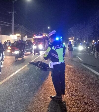 Caption : Polisi lakukan olah TKP lakalantas sepeda motor tertabrak Mr X hingga menewaskan seorang mahasiswa di Jalan Raya Nasional Banyuwangi jurusan Jember, Kecamatan Kabat, Sabtu (27/6/2026)(foto: dok Satlantas Polresta Banyuwangi).