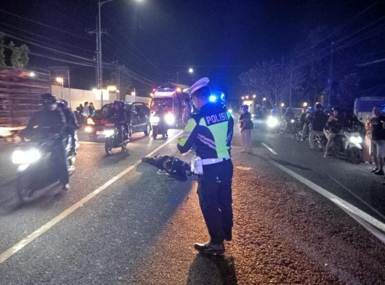 Caption : Polisi lakukan olah TKP lakalantas sepeda motor tertabrak Mr X hingga menewaskan seorang mahasiswa di Jalan Raya Nasional Banyuwangi jurusan Jember, Kecamatan Kabat, Sabtu (27/6/2026)(foto: dok Satlantas Polresta Banyuwangi).