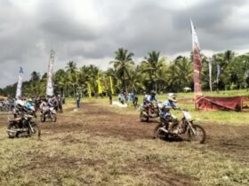 Caption : Potongan vidio saat para pembalap selain adu kecepatan juga adu ketangkasan dan ketrampilan dalam gelar ajang balap unik "Championship Motocross Manol Gabah Kapolresta Cup II 2026", Minggu (28/6/2026)(blok-a.com/Kuryanto).