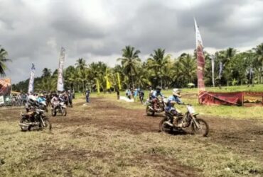 Caption : Potongan vidio saat para pembalap selain adu kecepatan juga adu ketangkasan dan ketrampilan dalam gelar ajang balap unik "Championship Motocross Manol Gabah Kapolresta Cup II 2026", Minggu (28/6/2026)(blok-a.com/Kuryanto).