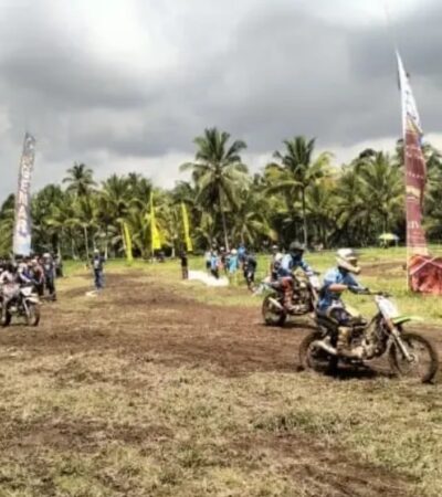 Caption : Potongan vidio saat para pembalap selain adu kecepatan juga adu ketangkasan dan ketrampilan dalam gelar ajang balap unik "Championship Motocross Manol Gabah Kapolresta Cup II 2026", Minggu (28/6/2026)(blok-a.com/Kuryanto).