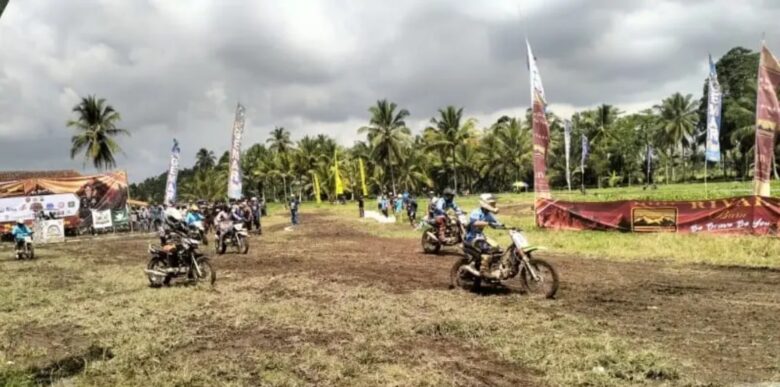 Caption : Potongan vidio saat para pembalap selain adu kecepatan juga adu ketangkasan dan ketrampilan dalam gelar ajang balap unik "Championship Motocross Manol Gabah Kapolresta Cup II 2026", Minggu (28/6/2026)(blok-a.com/Kuryanto).