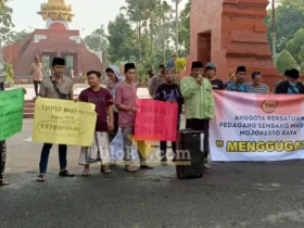 Aksi turun ke jalan puluhan pedagang sembako Madura Mojokerto saat aksi damai (foto: Blok-a.com/Syahrul Wijaya)
