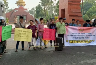 Aksi turun ke jalan puluhan pedagang sembako Madura Mojokerto saat aksi damai (foto: Blok-a.com/Syahrul Wijaya)