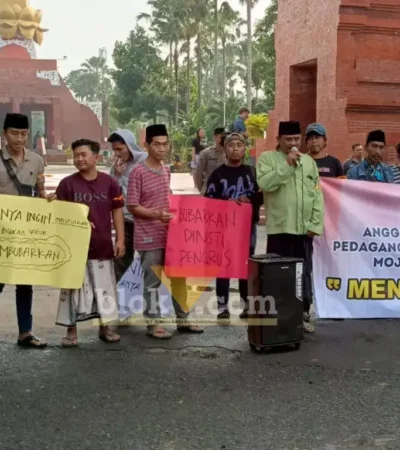 Aksi turun ke jalan puluhan pedagang sembako Madura Mojokerto saat aksi damai (foto: Blok-a.com/Syahrul Wijaya)