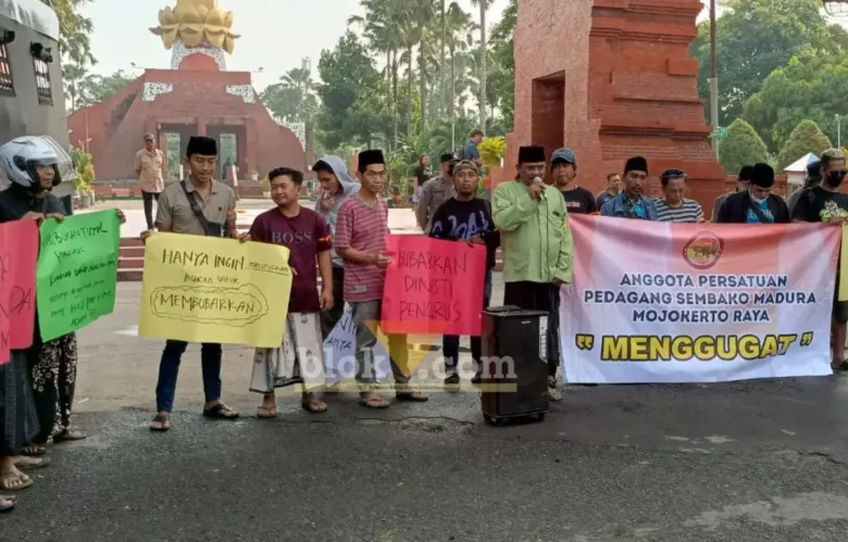 Aksi turun ke jalan puluhan pedagang sembako Madura Mojokerto saat aksi damai (foto: Blok-a.com/Syahrul Wijaya)