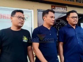 Aktivis Masyarakat Anti-Korupsi Indonesia (MAKI) Blitar, Mariono Budi memenuhi panggilan penyidik Satreskrim Polres Blitar Kota (foto: Blok-a.com/Fajar)