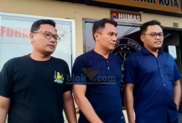 Aktivis Masyarakat Anti-Korupsi Indonesia (MAKI) Blitar, Mariono Budi memenuhi panggilan penyidik Satreskrim Polres Blitar Kota (foto: Blok-a.com/Fajar)
