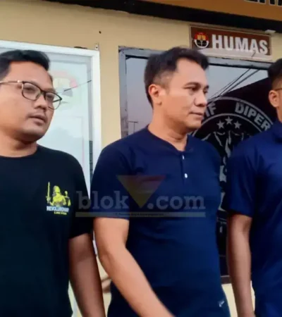 Aktivis Masyarakat Anti-Korupsi Indonesia (MAKI) Blitar, Mariono Budi memenuhi panggilan penyidik Satreskrim Polres Blitar Kota (foto: Blok-a.com/Fajar)