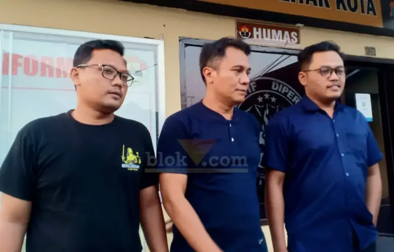 Aktivis Masyarakat Anti-Korupsi Indonesia (MAKI) Blitar, Mariono Budi memenuhi panggilan penyidik Satreskrim Polres Blitar Kota (foto: Blok-a.com/Fajar)