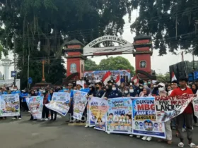 Aliansi Relawan SPPG Peta Blitar Raya menggelar aksi dukung MBG terus berjalan di Alun-alun Kota Blitar (foto: Blok-a.com/Fajar)