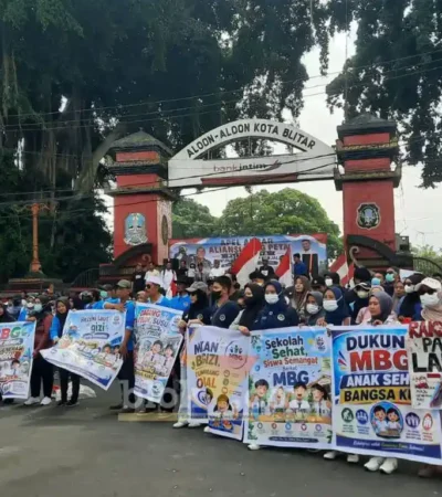 Aliansi Relawan SPPG Peta Blitar Raya menggelar aksi dukung MBG terus berjalan di Alun-alun Kota Blitar (foto: Blok-a.com/Fajar)