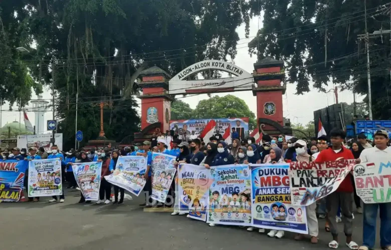 Aliansi Relawan SPPG Peta Blitar Raya menggelar aksi dukung MBG terus berjalan di Alun-alun Kota Blitar (foto: Blok-a.com/Fajar)