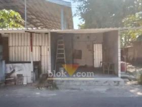 Bangunan warkop pojok SMAN 1 Tarik yang berdiri diatas tanah aset milik Desa Janti (foto: Blok-a.com/Fahmi)