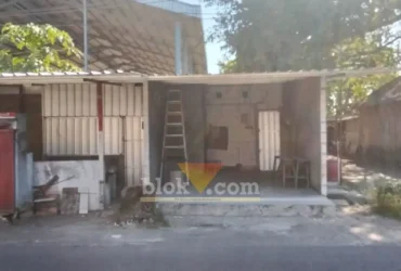 Bangunan warkop pojok SMAN 1 Tarik yang berdiri diatas tanah aset milik Desa Janti (foto: Blok-a.com/Fahmi)