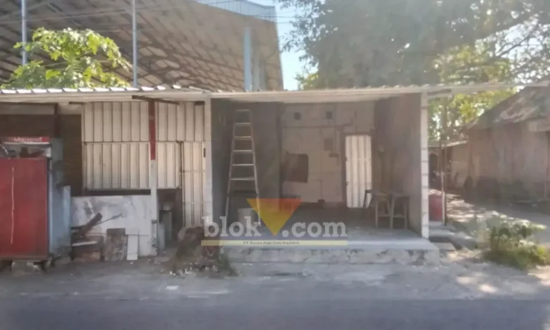 Bangunan warkop pojok SMAN 1 Tarik yang berdiri diatas tanah aset milik Desa Janti (foto: Blok-a.com/Fahmi)