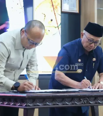Bupati Blitar, Rijanto dan Wali Kota Tasilmalaya, Viman Alfarizi Ramadhan menandatangani Perjanjian Kerja Sama (PKS) atau Kerjasama Antar Daerah (KAD) (foto: Blok-a.com/Fajar)