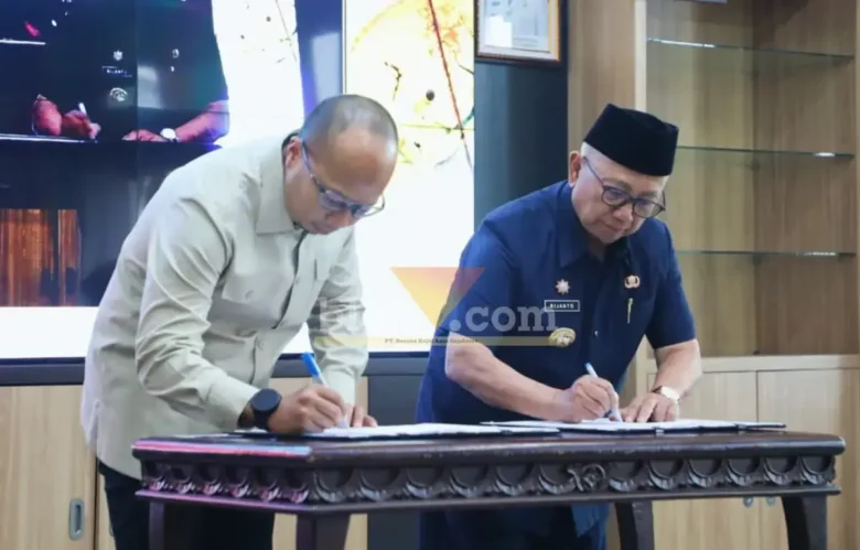 Bupati Blitar, Rijanto dan Wali Kota Tasilmalaya, Viman Alfarizi Ramadhan menandatangani Perjanjian Kerja Sama (PKS) atau Kerjasama Antar Daerah (KAD) (foto: Blok-a.com/Fajar)
