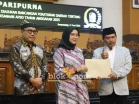 Bupati Ipuk Fiestiandani didampingi Wabup Mujiono saat serahkan dokumen Raperda Pertanggungjawaban Pelaksanaan APBD Tahun 2025 kepada Wakil Ketua DPRD, Ruliono,SH, Kamis (11/6/2026) (foto: Blok-a.com/Kuryanto).