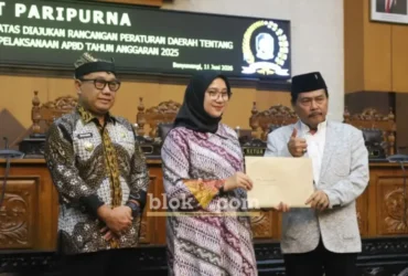 Bupati Ipuk Fiestiandani didampingi Wabup Mujiono saat serahkan dokumen Raperda Pertanggungjawaban Pelaksanaan APBD Tahun 2025 kepada Wakil Ketua DPRD, Ruliono,SH, Kamis (11/6/2026) (foto: Blok-a.com/Kuryanto).