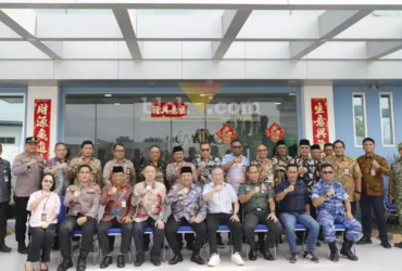 Bupati Jombang bersama rombongan foto bersama dengan manajemen PT Camino Industrial Indonesia.(blok-a.comSyahrul Wijaya)