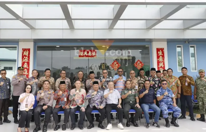 Bupati Jombang bersama rombongan foto bersama dengan manajemen PT Camino Industrial Indonesia.(blok-a.comSyahrul Wijaya)