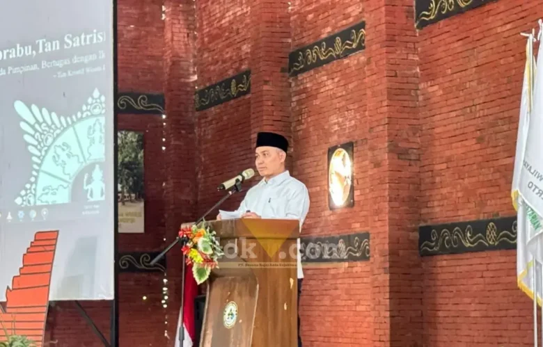 Bupati Mojokerto Muhammad Al Barraa saat memberikan sambutan (foto: Blok-a.com/Syahrul Wijaya)