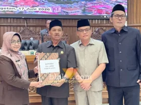 Bupati saat menyerahkan LPJ Raperda APBD kepada DPRD Magetan (foto: Blok-a.com/Ananda)
