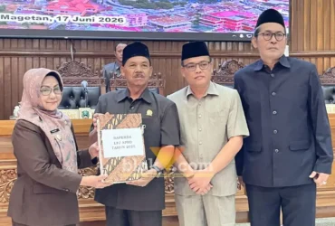 Bupati saat menyerahkan LPJ Raperda APBD kepada DPRD Magetan (foto: Blok-a.com/Ananda)