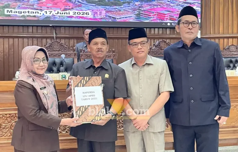 Bupati saat menyerahkan LPJ Raperda APBD kepada DPRD Magetan (foto: Blok-a.com/Ananda)