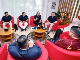 CEO Seaplane Asia Denis Keller bersama CEO Santai Seaplane, Wirmandi Sugriat, saat bertemu langsung dengan Bupati Ipuk Fiestiandani di Lounge Pelayanan Publik, Pemkab Banyuwangi, Rabu (10/6/2026)(foto: Istimewa)
