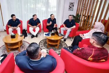 CEO Seaplane Asia Denis Keller bersama CEO Santai Seaplane, Wirmandi Sugriat, saat bertemu langsung dengan Bupati Ipuk Fiestiandani di Lounge Pelayanan Publik, Pemkab Banyuwangi, Rabu (10/6/2026)(foto: Istimewa)