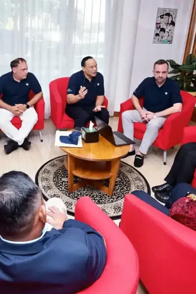 CEO Seaplane Asia Denis Keller bersama CEO Santai Seaplane, Wirmandi Sugriat, saat bertemu langsung dengan Bupati Ipuk Fiestiandani di Lounge Pelayanan Publik, Pemkab Banyuwangi, Rabu (10/6/2026)(foto: Istimewa)