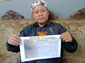 Cak Arif memperlihatkan data tulisan tangan ayah Bung Karno yang menyatakan bahwa Bung Karno lahir 6 Juni 1902 (foto: blok-a.com/Syahrul Wijaya)