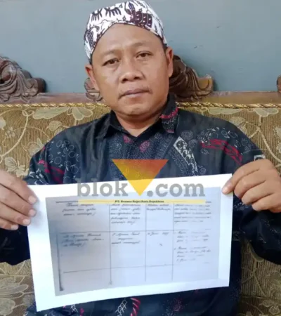 Cak Arif memperlihatkan data tulisan tangan ayah Bung Karno yang menyatakan bahwa Bung Karno lahir 6 Juni 1902 (foto: blok-a.com/Syahrul Wijaya)