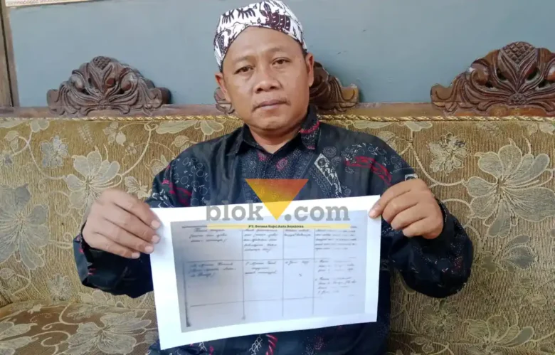 Cak Arif memperlihatkan data tulisan tangan ayah Bung Karno yang menyatakan bahwa Bung Karno lahir 6 Juni 1902 (foto: blok-a.com/Syahrul Wijaya)