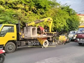 DPU CKPP Banyuwangi saat menangani jalan ambles di Jalan Basuki Rahmat, tepat di depan Pasar Blambangan (foto: Blok-a.com/Kuryanto)