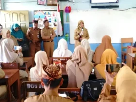 Di sela menjalankan program 'Bupati Ngantor di Desa' Bupati Ipuk Fiestiandani juga memberikan arahan kepada puluhan guru SD/SMP, Selasa (25/6/2024) (foto: Dok Humas Pemkab)