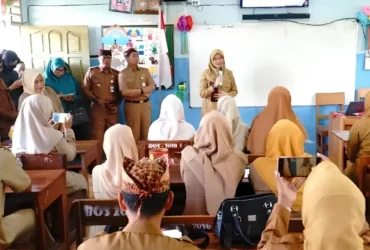 Di sela menjalankan program 'Bupati Ngantor di Desa' Bupati Ipuk Fiestiandani juga memberikan arahan kepada puluhan guru SD/SMP, Selasa (25/6/2024) (foto: Dok Humas Pemkab)