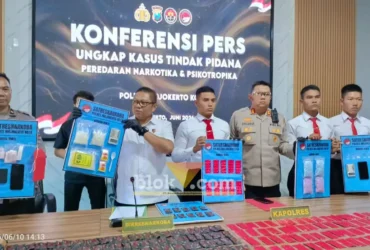 Dirresnarkoba Polda Jatim, Kapolres, Kasatnarkoba dan Kasi Humas Polresta Mojokerto menunjukkan barang bukti narkoba yang berhasil disita.(foto: Blok-a.com/Syahrul Wijaya)