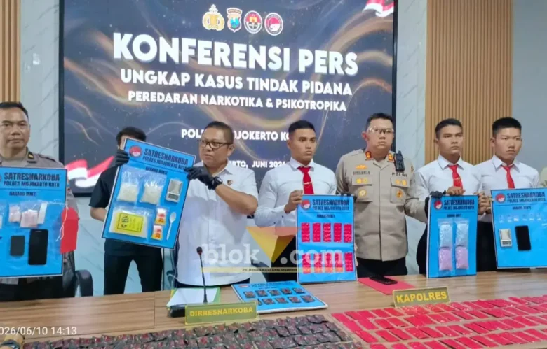 Dirresnarkoba Polda Jatim, Kapolres, Kasatnarkoba dan Kasi Humas Polresta Mojokerto menunjukkan barang bukti narkoba yang berhasil disita.(foto: Blok-a.com/Syahrul Wijaya)