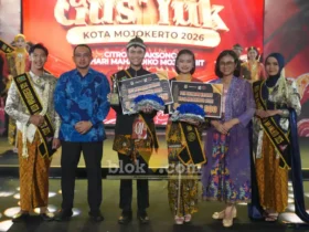 Gus dan Yuk Ekonomi kreatif bersama Dandim 0815 Mojokerto, Letkol Inf Abi Swanjoyo, S.Hub.Int dan Ketua Persit Kartika Chandra Kirana Cabang XXX Kodim 0815 Mojokerto Ibu Anjani Abi Swanjoyo (foto: Blok-a.com/Syahrul Wijaya)