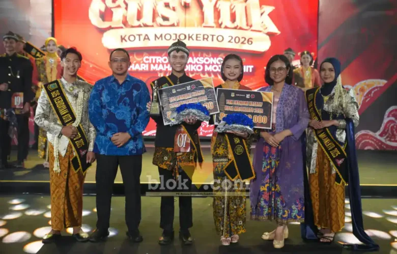Gus dan Yuk Ekonomi kreatif bersama Dandim 0815 Mojokerto, Letkol Inf Abi Swanjoyo, S.Hub.Int dan Ketua Persit Kartika Chandra Kirana Cabang XXX Kodim 0815 Mojokerto Ibu Anjani Abi Swanjoyo (foto: Blok-a.com/Syahrul Wijaya)