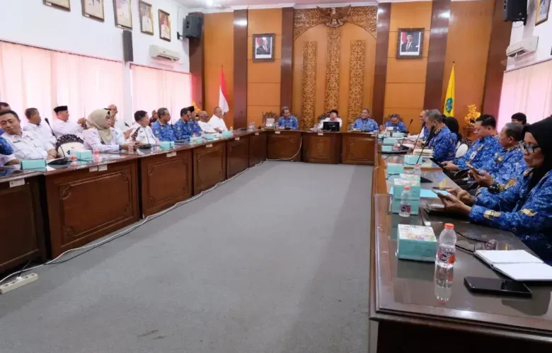 Bupati Sidoarjo, Subandi, rapat koordinasi bersama Kepala OPD, Paguyuban Kepala Desa/Kelurahan dan BPD Kabupaten Sidoarjo, di Ruang Delta Wicaksana, Rabu (17/6/2026) (foto: istimewa)