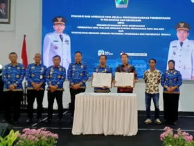 Plh Kepala DLH Kota Malang, Gamaliel Raymond Matondang usai menerima bantuan dana Rp 100 Juta untuk pengelolaan sampah (istimewa)