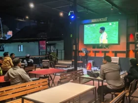 Suasana nobar piala dunia 2026 di Rooftop Cafe Pacet (foto: Blok-a.com/Syahrul Wijaya)